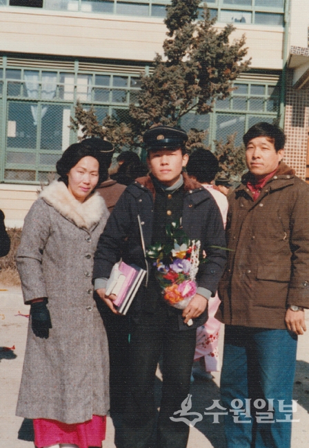 포항고교 졸업식이 끝난 후 어머니와 기념사진을 찍고 있는 이재준 당선인. (사진=이재준 당선인 선거캠프)