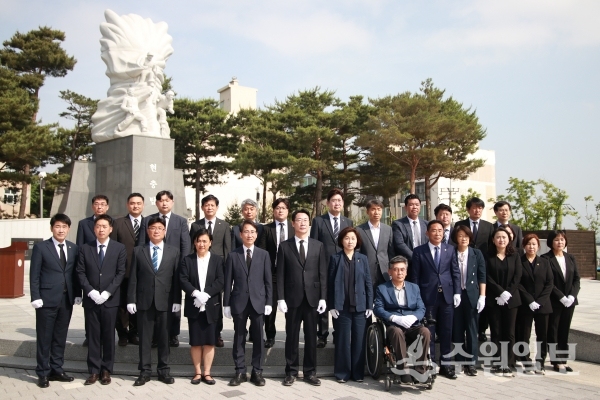 정명근 화성시장 당선인이 2일 오전 화성시 송산동 현충탑을 방문, 순국선열께 참배한 뒤 같은 당 기념촬영을 하고 있다. (사진=정명근 당선인 선거캠프)