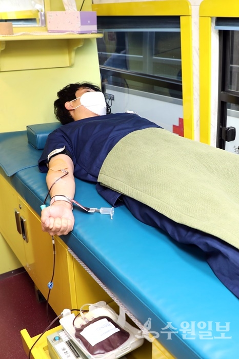 성빈센트병원 한 교직원이 헌혈을 하고 있다.(사진=성빈센트병원)