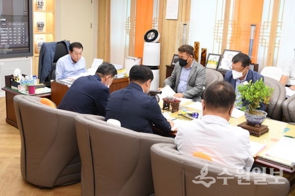 유천호 강화군수(왼쪽)가 민선8기 공약사항 사전검토 보고회를 주재하고 있다. (사진=강화군)