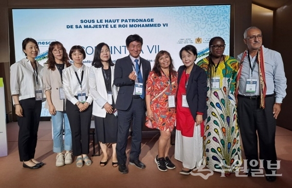 수원시 관계자를 포함한 대한민국 대표단이 모로코 마라케시에서 열린 '유네스코 제7차 세계성인교육회의'에 참가해 기념촬영을 하고 있다. (사진=수원시)