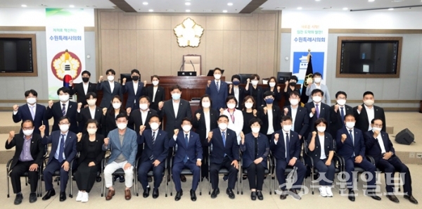 김기정 의장(앞줄 왼쪽에서 6번째), 이재식 부의장(오른쪽에서 6번째)을 비롯한 수원특례시의회 의원들이 기념촬영을 하고 있다. (사진=수원시의회)