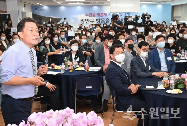 이재준 수원시장이  ‘시민이 꿈꾸는 수원이야기’에서 민선8기 핵심공약에 대해 설명하고 있다. (사진=수원시)
