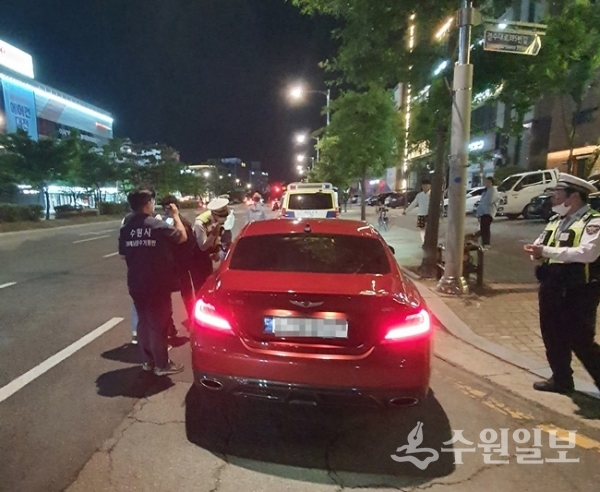 수원시 단속반이 경찰과 협업해 체납차량을 단속하고 있다. (사진=수원시)
