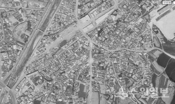 1974년 인계동 항공사진, 왼쪽으로 수원천, 가운데 길게 보이는 곳이 수여선 폐선 철도부지, 오른쪽 상단에 수원공고가 보인다, 현재는 재개발사업이 진행중이다. (사진=수원시 항공사진서비스)