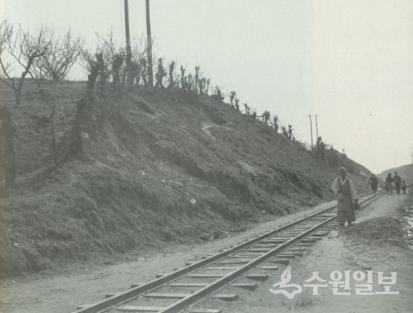 1972년 폐선되기 전 수여선 철길. 동수원사거리 방향에서 찍었다. 사진 왼쪽이 수원공고 뒤 경사면이다. (사진=수원시)