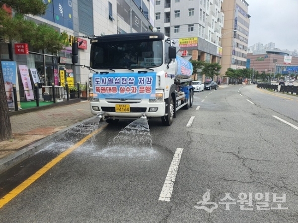 살수차가 도로에 물을 뿌리고 있는 모습.(사진=용인시)