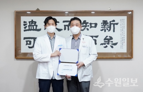 이춘택병원 윤성환(오른쪽) 병원장이 연수의와 기념촬영을 하고 있다.