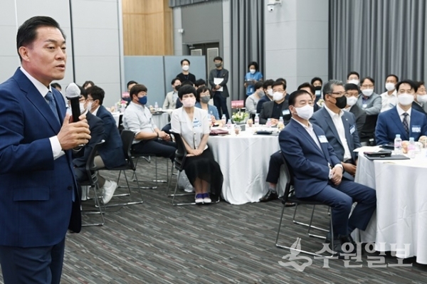 이재준 시장이 '새로운 수원기획단' 출범식에서 인사말을 하고 있다. (사진=수원시)
