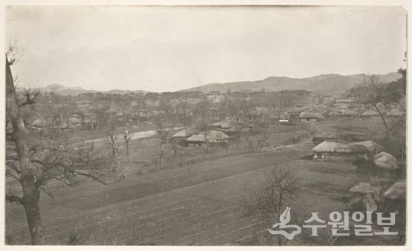 1907년 화성안의 모습. 독일인 헤르만산더가 한국여행중 동남각루에서 장안문 방향의 모습을 찍은 사진이다. 멀리 장안문과 화홍문이 보인다. 사진에는 초가집만 보인다. (사진=화성박물관)