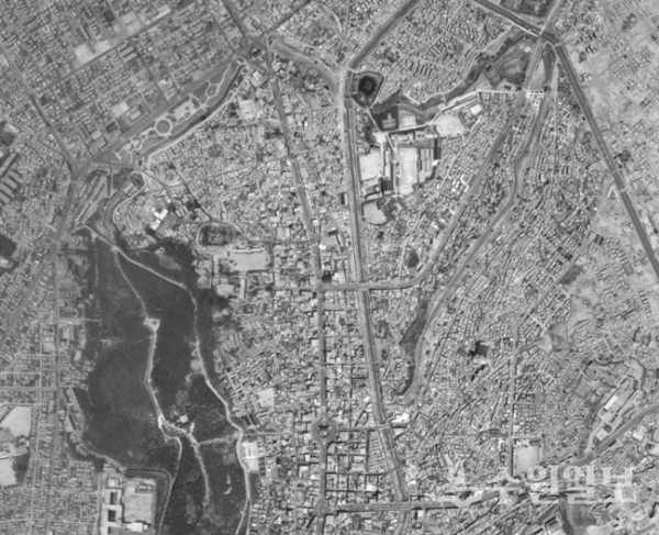 1987년 5월 화성주변 항공사진. 이미 화성 내에는 1975년 계획한 도시계획도로가 모두 개설된 모습이 보인다. (사진=수원시 항공사진서비스)