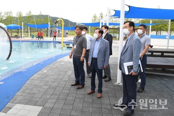유천호 강화군수(가운데)가 14일  신정체육시설 물놀이장을 현장 점검하고 있다. (사진=강화군)