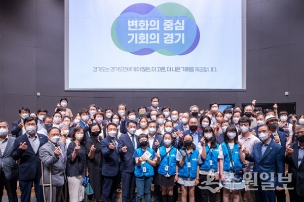 김동연 경기도지사를 비롯해 맞손토크 참가자들이 기념촬영을 하고 있다.(사진=경기도)