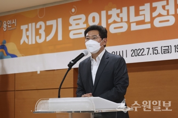 이상일 용인시장이 '제3기 용인청년정책네트워크' 발대식에서 인사말을 하고 있다.(사진=용인시)