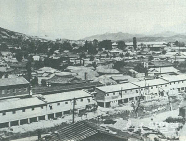 1950년대 말 영동시장 주변의 모습. 여러 차례 화재 이후 영동시장과 수원천변 시장이 자리 잡은 모습이다. (사진=수원시사)