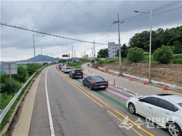 강화 교동대교 검문소를 통과하기 위해 통행차량들이 길게 대기하고 있다. (사진=강화군)