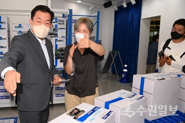 이재준 시장(왼쪽)이 전시실을 둘러보고 있다. (사진=수원시)
