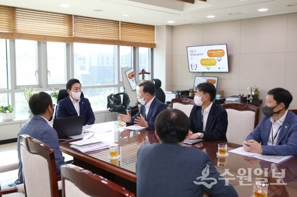 김성제 의왕시장과 원희룡 국토교통부 장관이 양 기관 관계자들이 배석한 가운데 주요 현안을 논의하고 있다. (사진=의왕시)