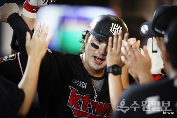 8월 3일 경기에서 홈런을 친 후 동료들의 축하를 받는 박병호 선수. (사진=KT 위즈 홈페이지)