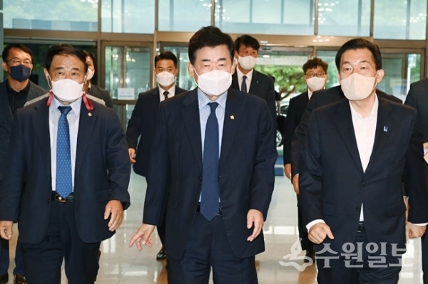 김진표 국회의장(가운데)과 이재준 수원특례시장(오른쪽)이 함께 걷고 있다. (사진=수원시)