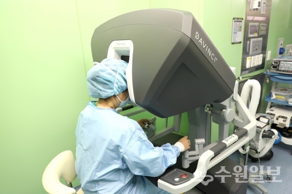 성빈센트병원 부인종양센터장 박동춘 교수의 로봇수술 모습.