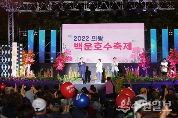 ‘제18회 의왕백운호수축제’가 열린  백운호수 공영주차장을 찾은 김성제 의왕시장이 시민들과 환담을 하고 있다. (사진=의왕시)