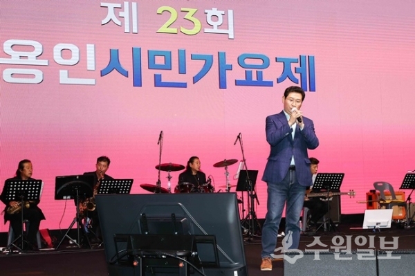 이상일 용인시장이 '어느 멋진 날에'를 열창하고 있다.(사진=용인시)