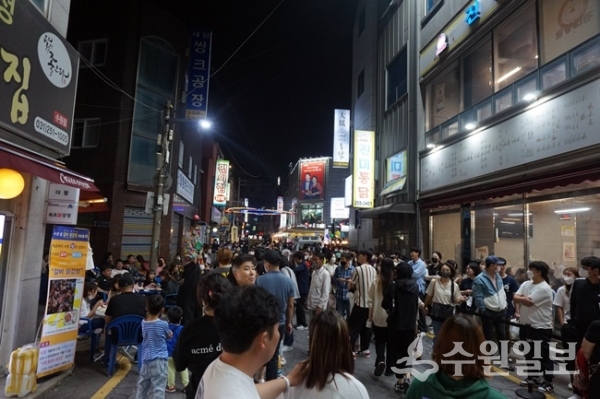 통닭거리를 메운 인파. (사진=김우영 필자)