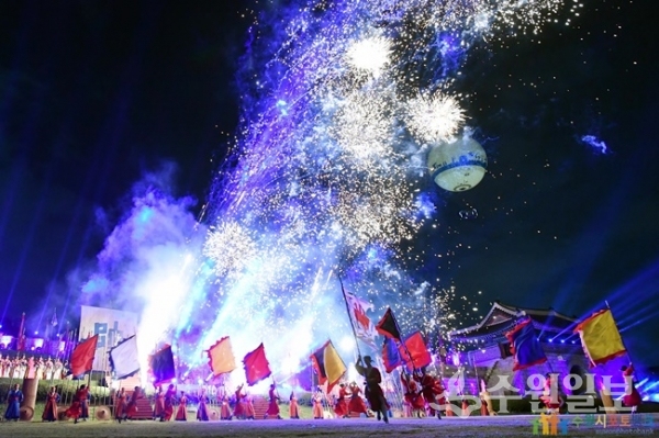 지난 2019년 10월 연무대에서 제56회 수원화성문화제 메인공연인 ‘야조’가 연무대를 배경으로 화려한 공연을 펼쳐지고 있다.(사진=수원시)