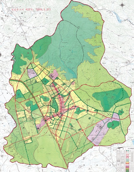1976년 3월 27일 수원시도시계획도. 시가화구역(주거, 상업, 공업지역)이 최소로 축소된 모습이다. (자료=수원시)