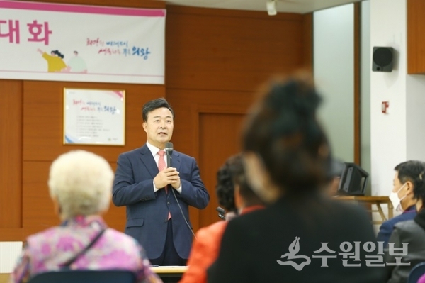 김성제 의왕시장이 부곡동에서 가진 '찾아가는 시장실'에서 주민 질문에 답을 하고 있다. (사진=의왕시)
