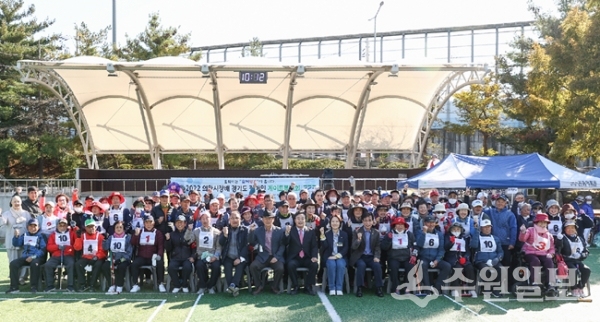 '2022 의왕시장배 경기도 장애인 게이트볼대회’가 끝난 후 김성제 의왕시장(앞줄 가운데)을 비롯한 지역내빈, 선수들이 기념촬영을 하고 있다. (사진=의왕시)