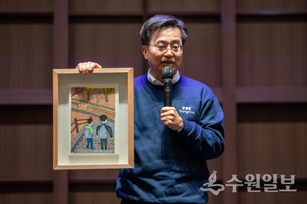 김동연 경기도지사가 20일 오후 경기도 수원 컨벤션센터에서 열린 제9회 한국피플퍼스트대회에 참가해 발달장애인 황진호 작가로부터 구입한 '아빠와 함께'라는 작품을 소개하고 있다.(사진=경기도)
