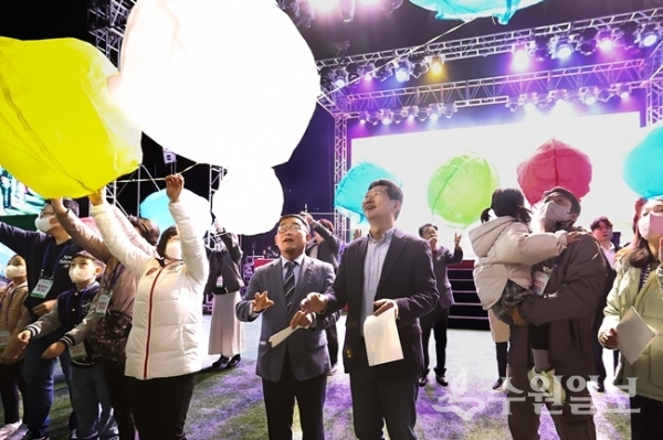 이상일 용인특례시장(오른쪽)과 윤원균 용인특례시의회 의장이 2022 용인패밀리페스티벌 개막식에서 LED풍등을 날리고 있다.(사진=용인시)