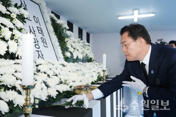 이재준 수원시장이 합동분향소에서 조문하고 있다. (사진=수원시)