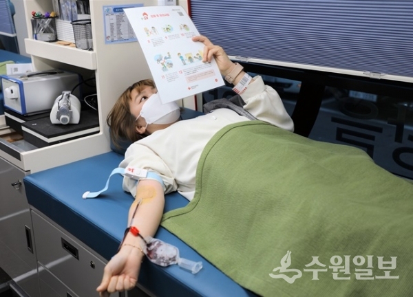 성빈센트병원 한 교직원이 헌혈을 하고 있다.