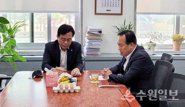 이권재 오산시장(오른쪽)이 8일 국회를 방문, 국민의힘 원내 수석 부대표인 송언석 국회의원에게 지역현안사업에 대해 설명을 하고 있다. (사진=오산시)