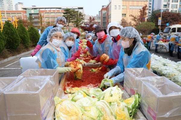 '사랑담아 김치담아' 김장나눔 축제에서 봉사자들이 김장 담그기행사를 하던 중 포즈를 취하고 있다. (사진=화성시자원봉사센터)