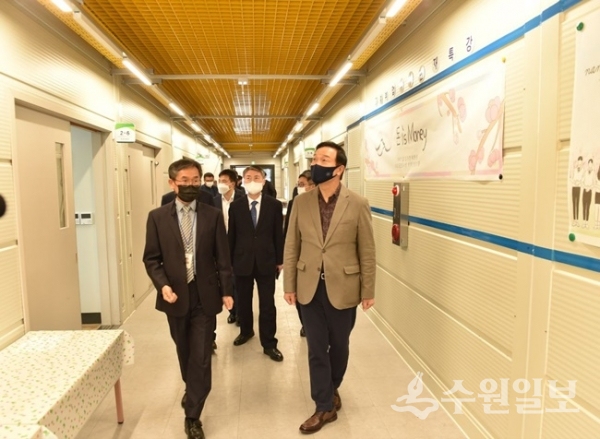 임태희 교육감(오른쪽)이 9일 화성 남양고등학교 임시교사를 찾아 소방·안전시설을 점검하고 있다. (사진=경기도교육청)