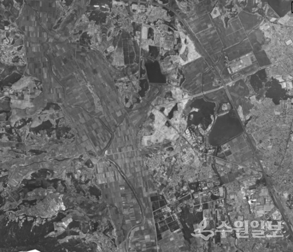1985년 서수원 항공사진. 성균관대학, 금강스레트가 들어섰고, 구운택지구와 천천아파트단지 공사가 한창이다. (사진=수원시항공사진서비스) 