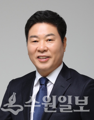 이윤형 전 수원시수영연맹 회장.