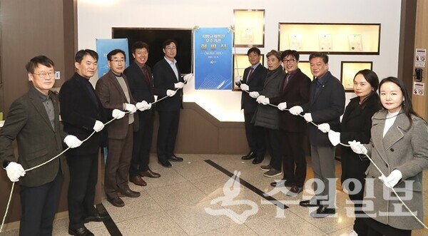 5일 시청 본관에서 정명근 화성시장(왼쪽에서 5번째)과 관계자들이 가진 ‘2022 지방규제혁신 우수기관 인증패 현판식’을 갖고 있다. (사진=화성시)