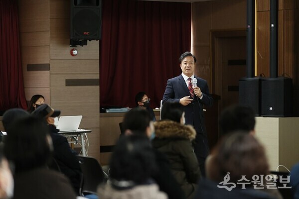김성제 의왕시장이 내손2동에서 찾아가는 시장실을 가지면서 시민질문에 답을 하고 있다. (사진=의왕시)