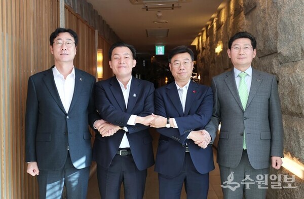 4개 도시 시장들이 8일 3호선 연장사업 공동추진을 위해 오찬을 가진 뒤 기념촬영을 하고 있다. 왼쪽부터 정명근 화성시장, 이재준 수원특례시장, 신상진 성남시장, 이상일 용인특례시장. (사진=수원시)