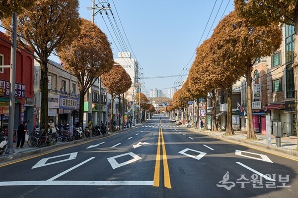 월드컵로의 가로환경 개선사업 완료된 모습. 위 사진은 월드컵로의 야경. (사진=수원시)