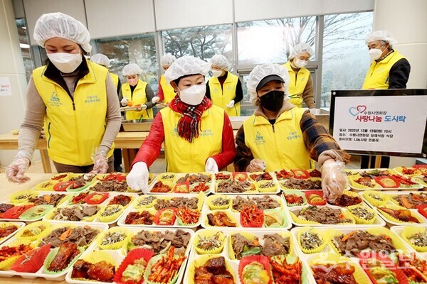 수원시연화장 임직원과 민들레 봉사단이 도시락을 만들고 있다. (사진=수원도시공사 제공)