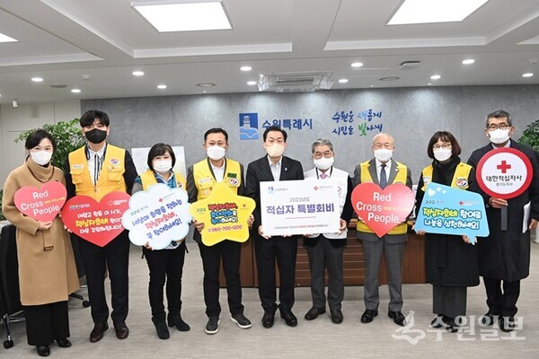 이재준 수원시장(왼쪽 5번째)과 이재정 대한적십자사 경기도지사 회장(오른쪽 4번째)를 비롯한 대한적십자사 관계자들이 전달식 후 함께하고 있다. (사진=수원시)