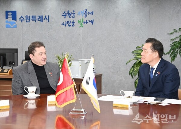 이재준 수원시장(오른쪽)과 살리 무랏 타메르 주한 튀르키예 대사가 환담하고 있다. (사진=수원시)