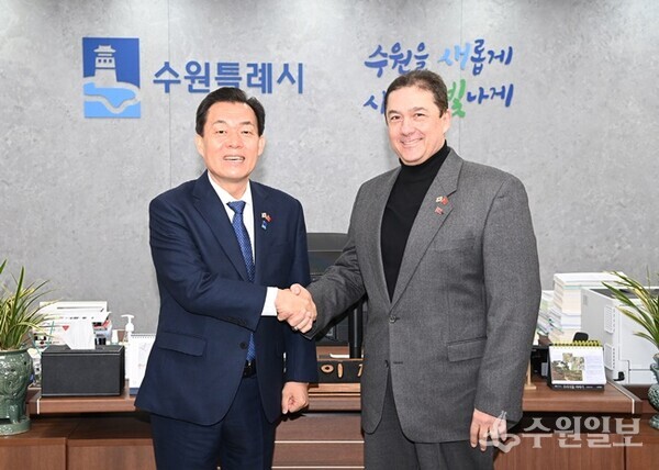 이재준 수원시장(왼쪽)과 타메르 대사가 악수하고 있다. (사진=수원시)