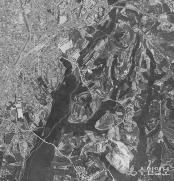 인계동과 권선동 모습. 1974년 8월 항공사진이다. 가운데 둥근 모습의 길이 마라톤코스였다. 윗 부분에 수원공고와 인계초등학교가 보인다. (사진=수원시 항공사진서비스)